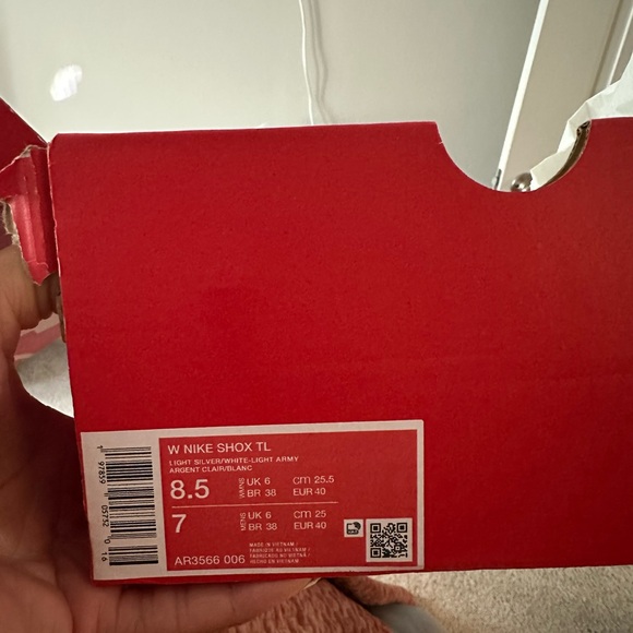 Green Nike Shox. Brand New - Picture 5 of 5